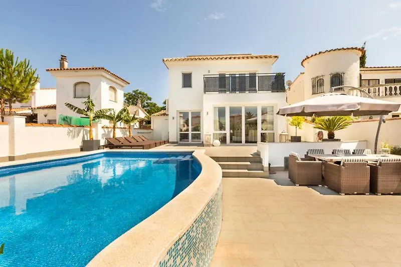 2016 Villa Moderna Al Canal Con 4 Habitaciones By Homeselectspain Empuriabrava