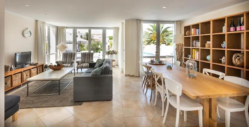 2016 Villa Moderna Al Canal Con 4 Habitaciones By Homeselectspain Empuriabrava