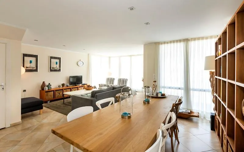 2016 Villa Moderna Al Canal Con 4 Habitaciones By Homeselectspain Empuriabrava