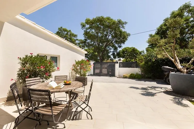 2016 Villa Moderna Al Canal Con 4 Habitaciones By Homeselectspain Empuriabrava