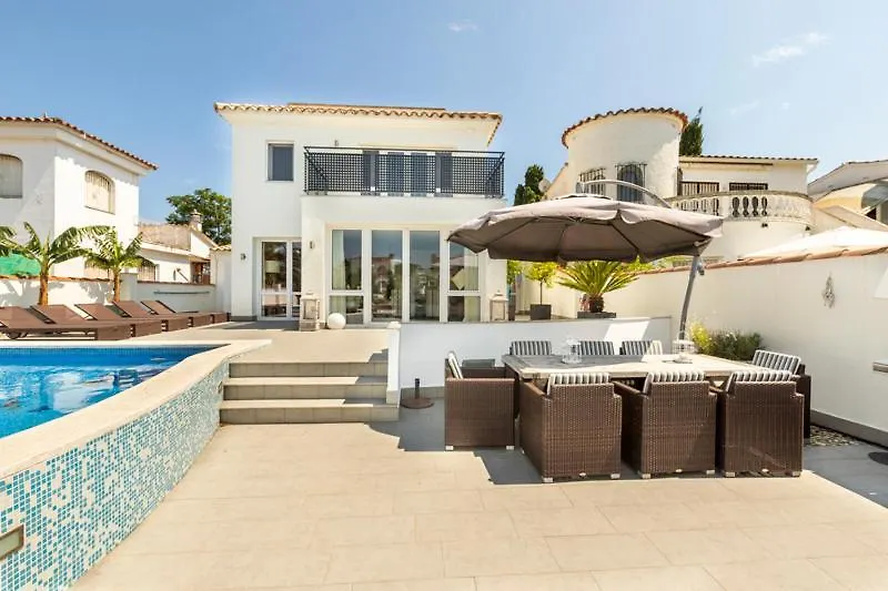2016 Villa Moderna Al Canal Con 4 Habitaciones By Homeselectspain Empuriabrava