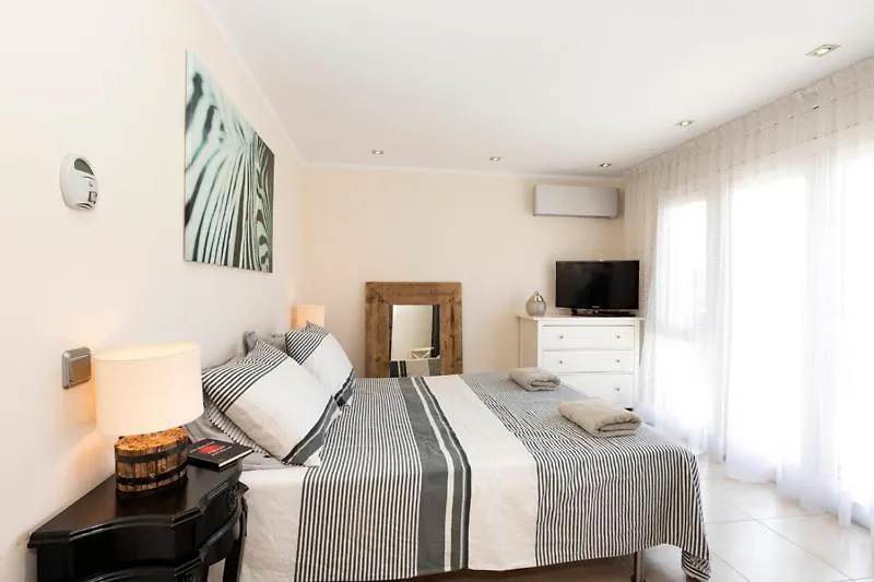 2016 Villa Moderna Al Canal Con 4 Habitaciones By Homeselectspain Empuriabrava