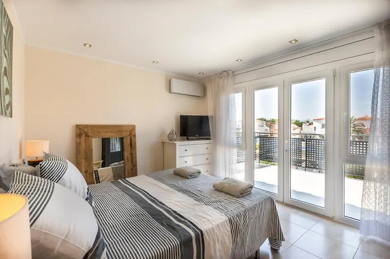 2016 Villa Moderna Al Canal Con 4 Habitaciones By Homeselectspain Empuriabrava