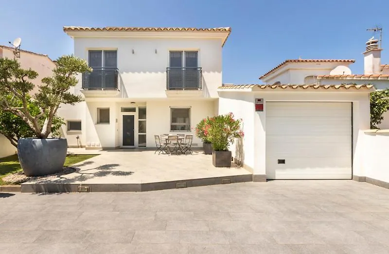 2016 Villa Moderna Al Canal Con 4 Habitaciones By Homeselectspain Empuriabrava